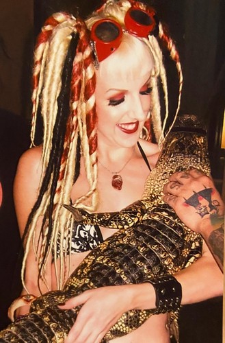 Blond black blood red - red, dread